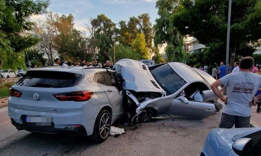 Απίστευτο τροχαίο στη Γλυφάδα: ΙΧ «μπούκαρε» σε παρκάκι και έπεσε σε παρκαρισμένα αυτοκίνητα